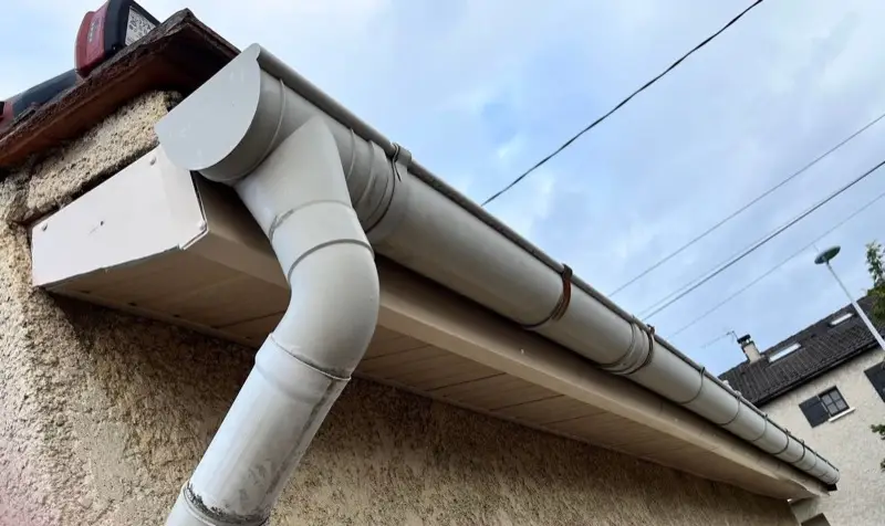 Gouttière et descente d’eau pluviale récemment posées