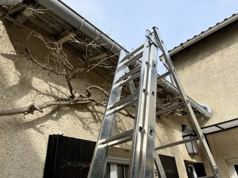 Façade de maison en cours de rénovation